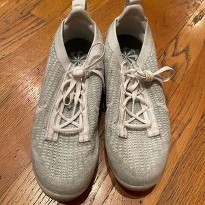 light gray/white nike vapor max